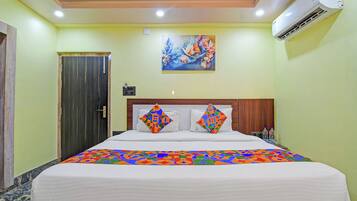 Egyptian cotton sheets, premium bedding, in-room safe, desk