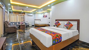 Ein Hotelzimmer mit Bett, Sofa, Schreibtisch und Stuhl.