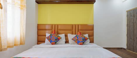 Egyptian cotton sheets, premium bedding, in-room safe, desk
