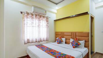 Deluxe Room | Egyptian cotton sheets, premium bedding, in-room safe, desk