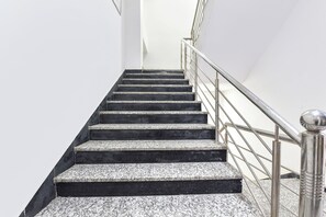 Una escalera de granito con barandales de metal.