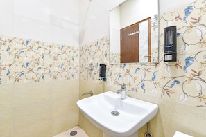 Dusche, Regendusche, kostenlose Toilettenartikel, Handtücher