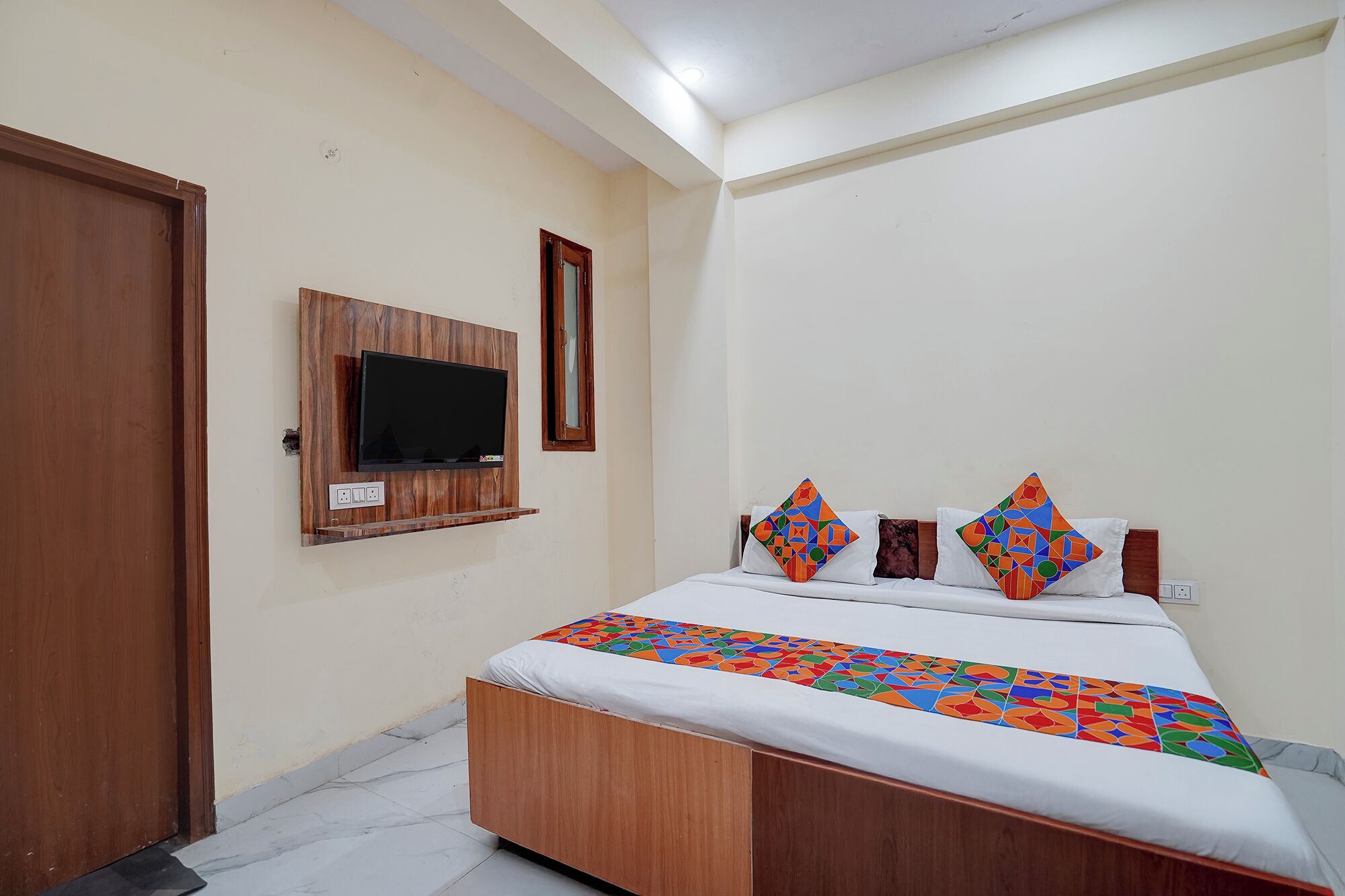 Egyptian cotton sheets, premium bedding, in-room safe, desk