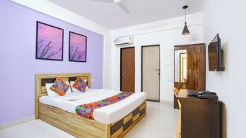Egyptian cotton sheets, premium bedding, in-room safe, desk