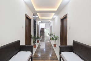 Lobby - Fabhotel Manjulam Regency (Indore)