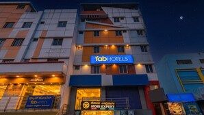 Et hotel med reception, en butik kaldet 'MOBI EXPERT' og et skilt for 'fabHOTELS'.