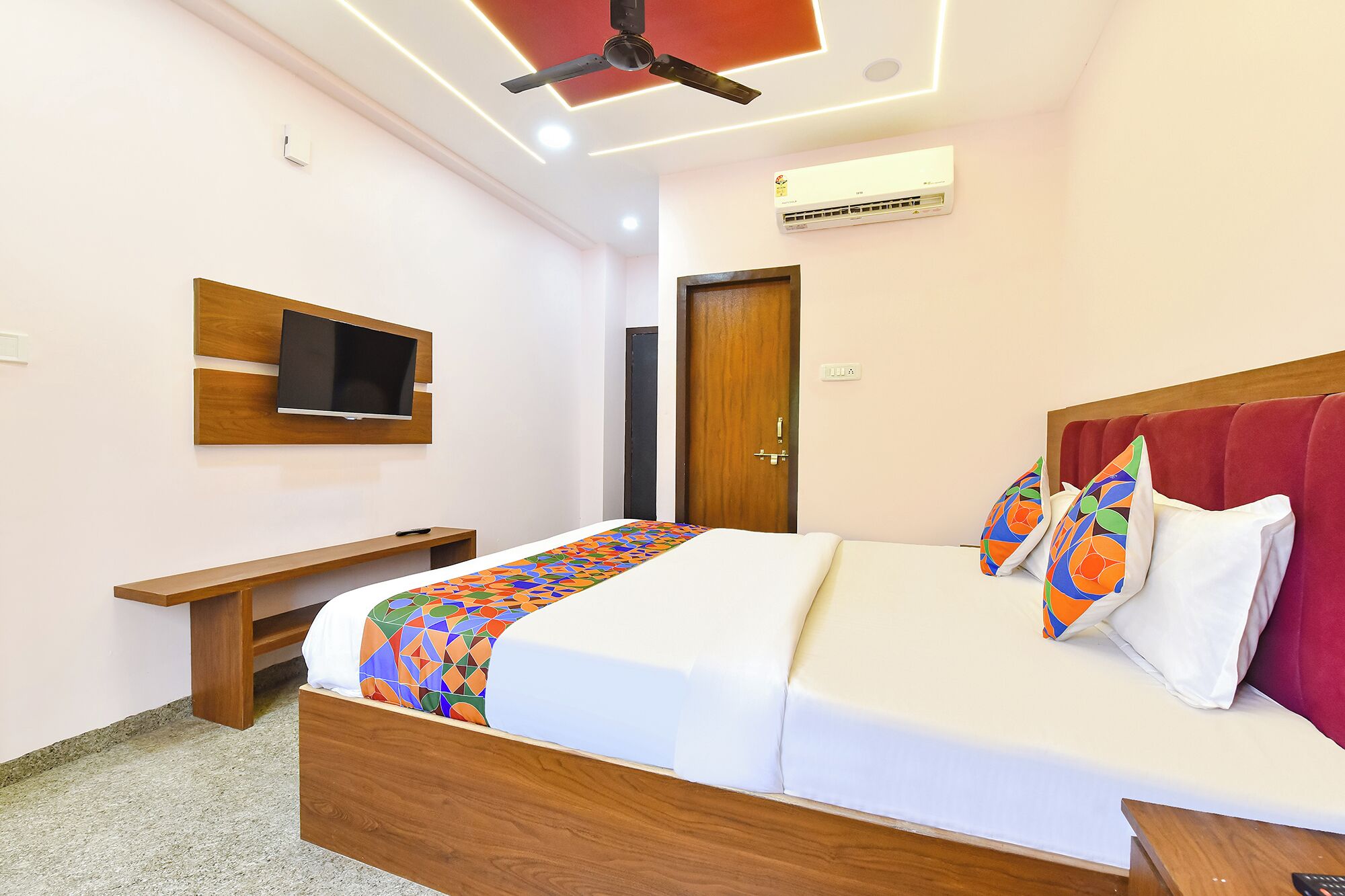 Egyptian cotton sheets, premium bedding, in-room safe, desk