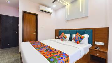 Deluxe Room | Egyptian cotton sheets, premium bedding, in-room safe, desk
