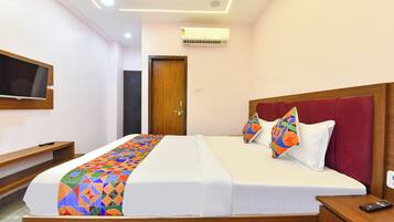 Egyptian cotton sheets, premium bedding, in-room safe, desk