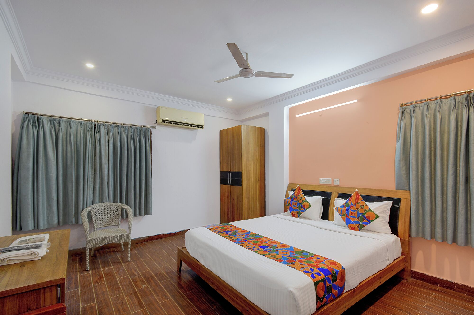 Egyptian cotton sheets, premium bedding, in-room safe, desk