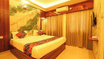 Egyptian cotton sheets, premium bedding, in-room safe, desk