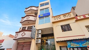 A multi-story hotel with a sign for 'Tab Hotels' and a sign for 'Rudransh Residency'. - Fahotel Rudransh Residency-1Km from Kashi Vishwanath Temple (Varanasi)
