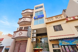 A multi-story hotel with a sign for 'Tab Hotels' and a sign for 'Rudransh Residency'. - Fahotel Rudransh Residency-1Km from Kashi Vishwanath Temple (Varanasi)