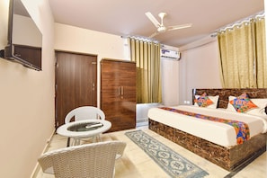 Egyptian cotton sheets, premium bedding, in-room safe, desk