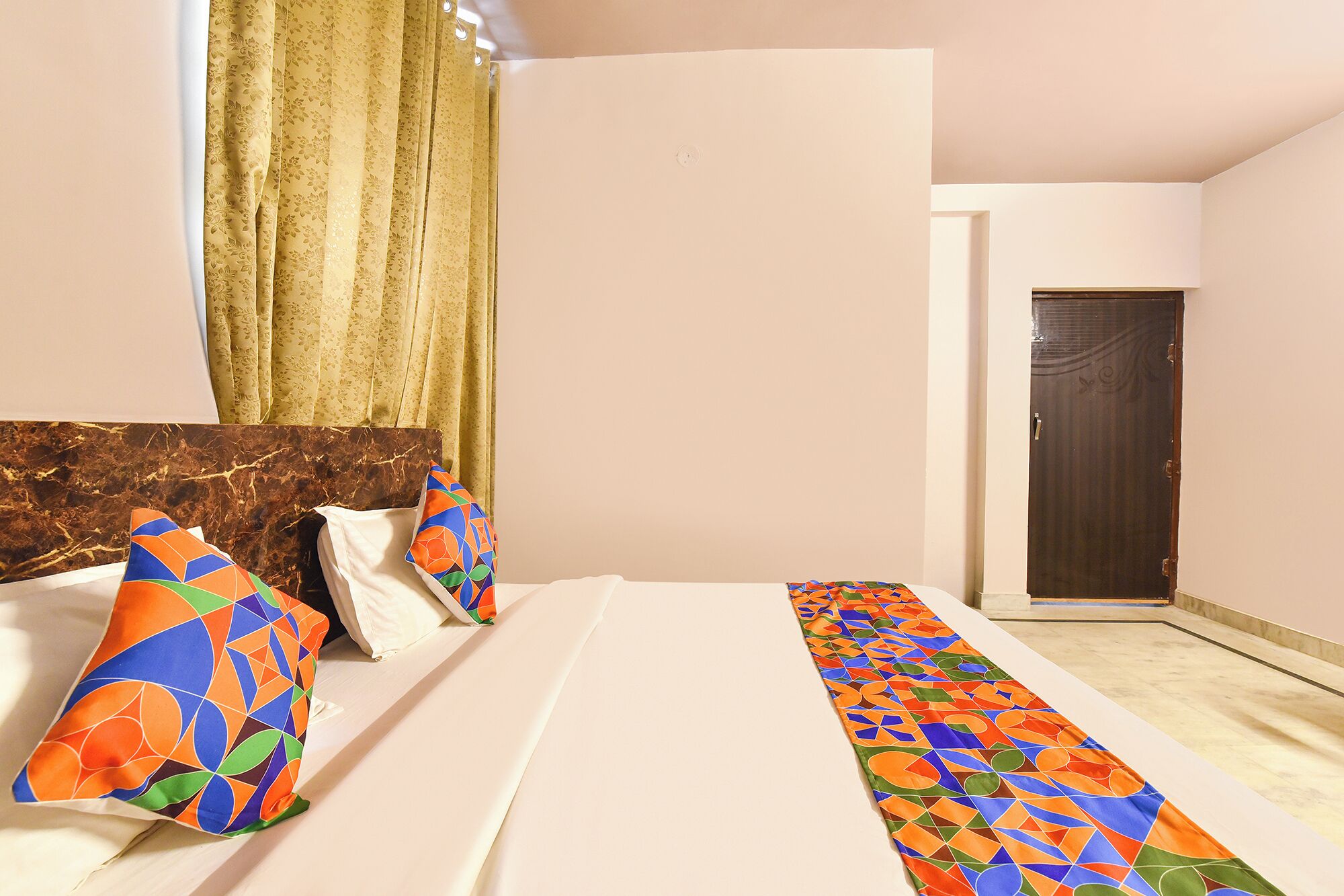 Egyptian cotton sheets, premium bedding, in-room safe, desk