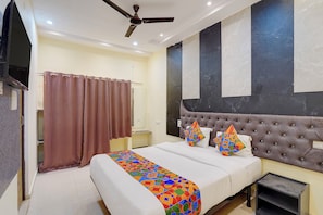 Egyptian cotton sheets, premium bedding, in-room safe, desk - Fabhotel The Ganga Stay (Varanasi)