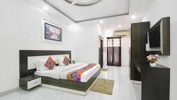 Suite | Egyptian cotton sheets, premium bedding, in-room safe, desk