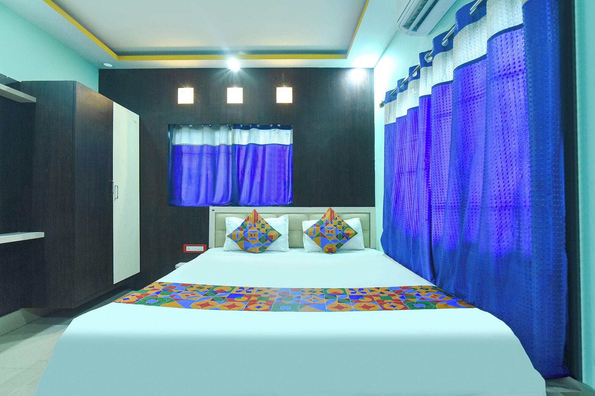 Egyptian cotton sheets, premium bedding, in-room safe, desk