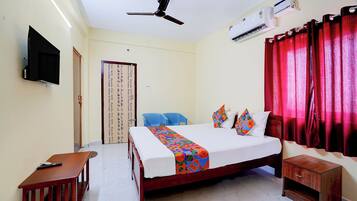 Egyptian cotton sheets, premium bedding, in-room safe, desk
