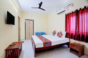 Egyptian cotton sheets, premium bedding, in-room safe, desk - Fabhotel Dhana Residency (Tirupporur)