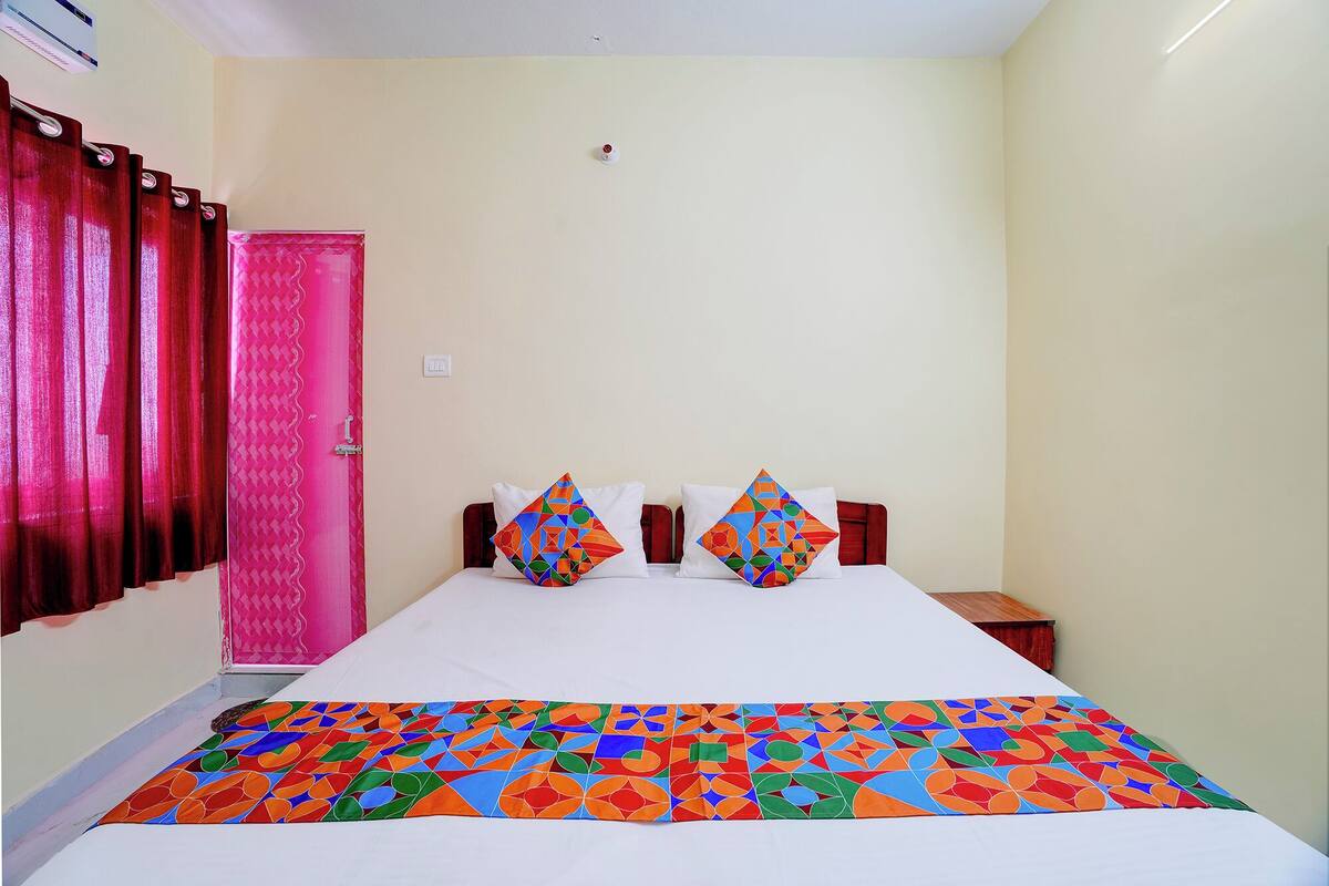Deluxe Room | Egyptian cotton sheets, premium bedding, in-room safe, desk