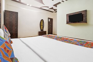 Egyptian cotton sheets, premium bedding, in-room safe, desk
