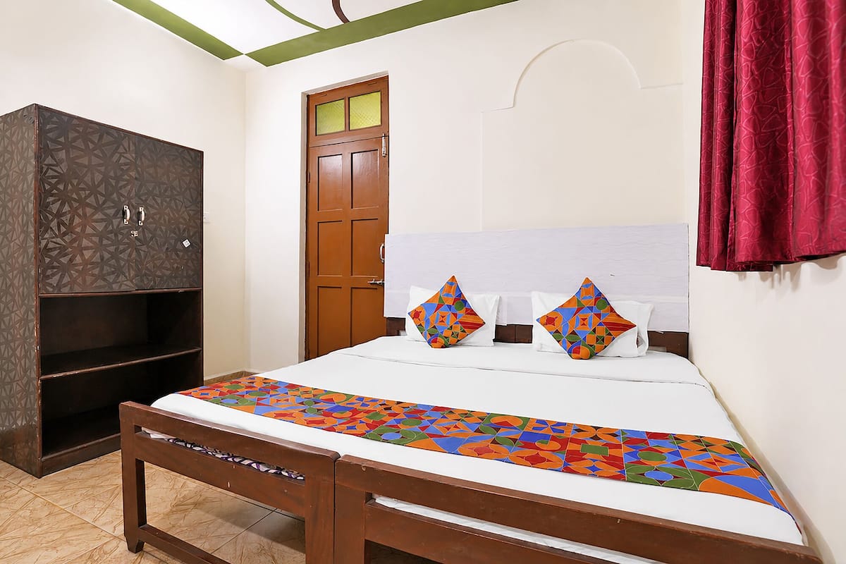 Deluxe Room | Egyptian cotton sheets, premium bedding, in-room safe, desk