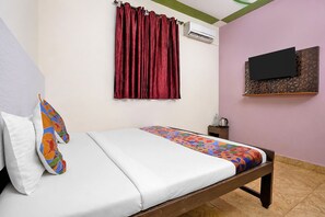 Egyptian cotton sheets, premium bedding, in-room safe, desk