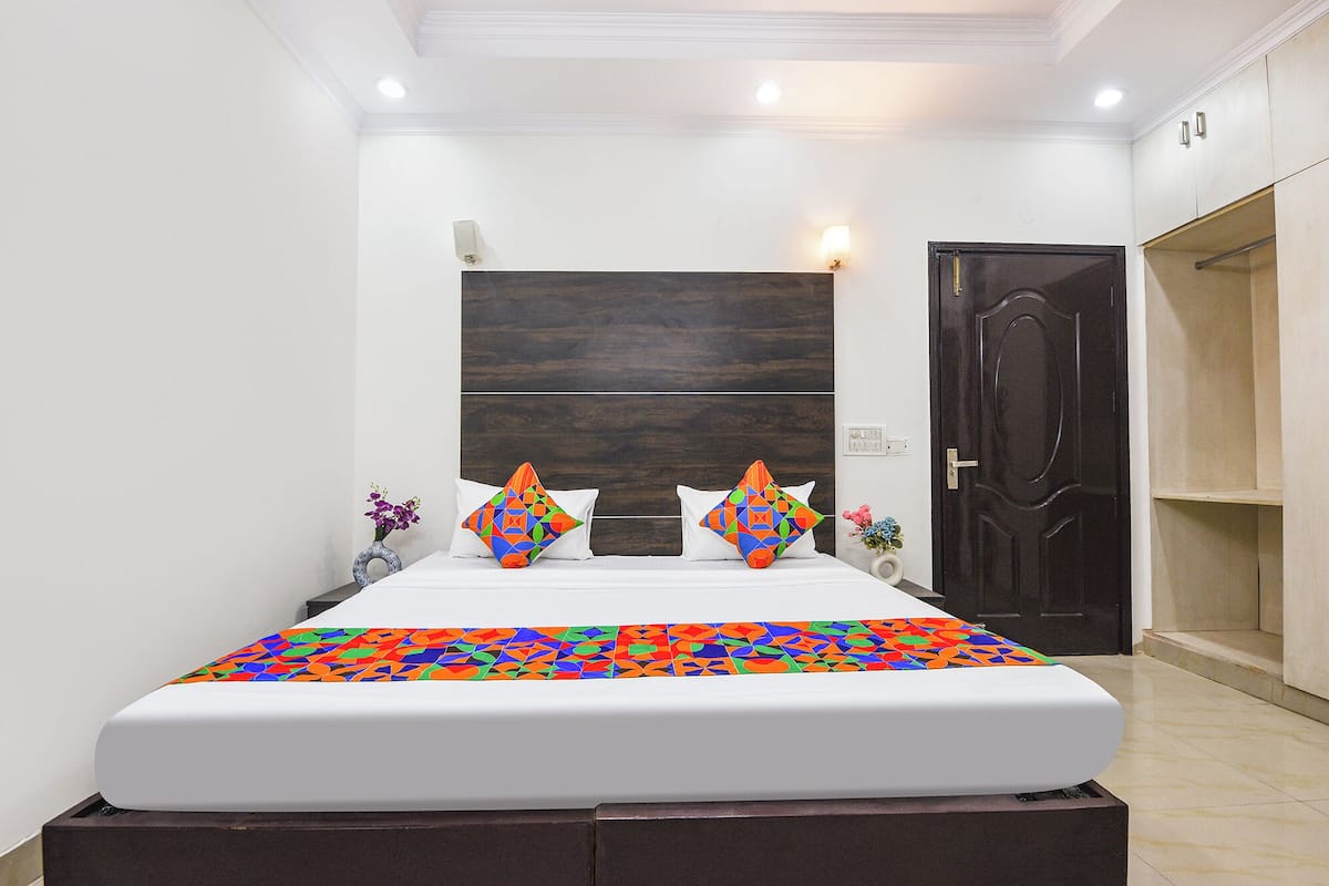 Deluxe Room | Egyptian cotton sheets, premium bedding, in-room safe, desk