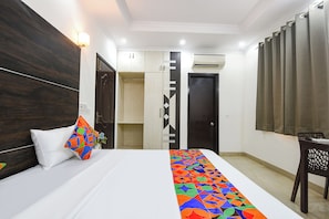 Egyptian cotton sheets, premium bedding, in-room safe, desk