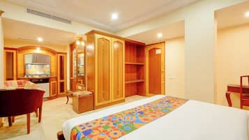 Egyptian cotton sheets, premium bedding, in-room safe, desk