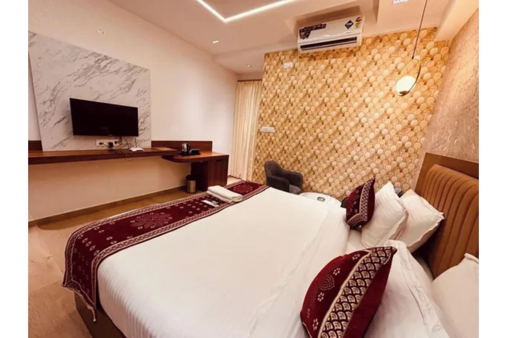 Premium Room | Egyptian cotton sheets, premium bedding, in-room safe, desk
