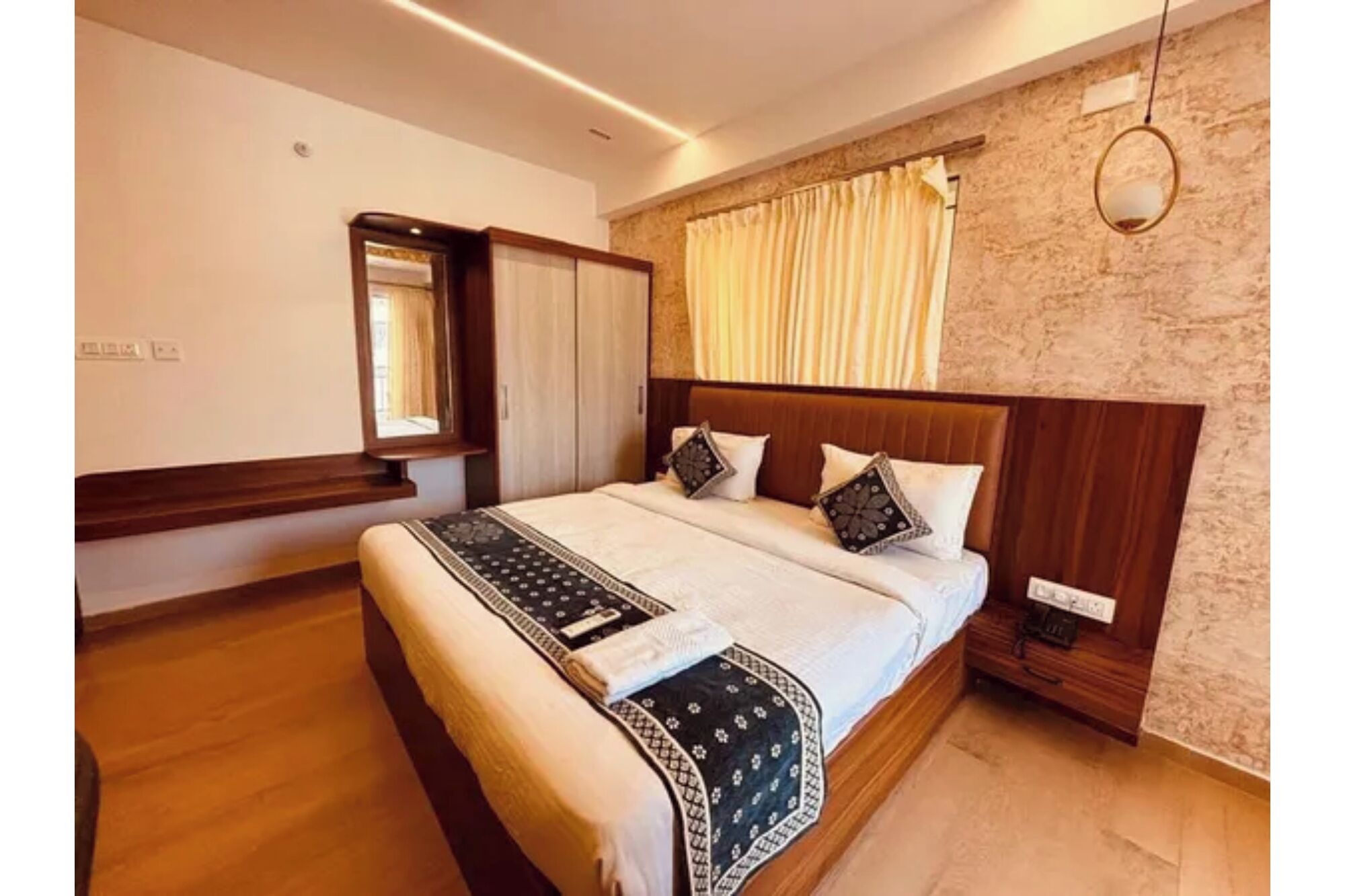 Suite | Egyptian cotton sheets, premium bedding, in-room safe, desk