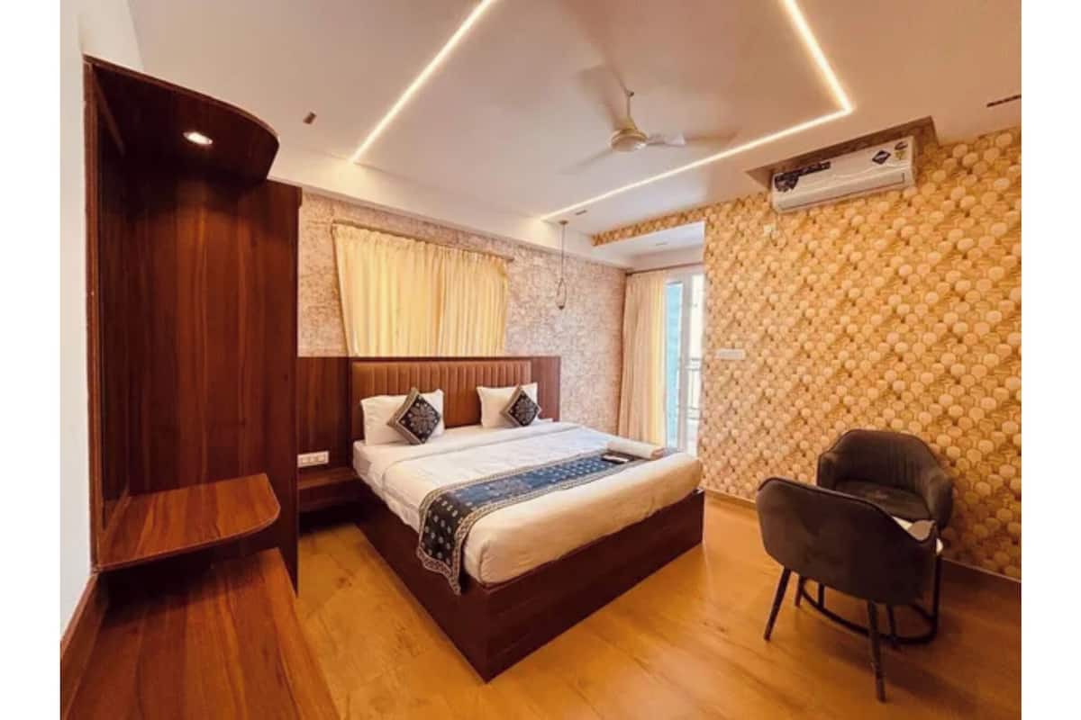 Deluxe Room | Egyptian cotton sheets, premium bedding, in-room safe, desk