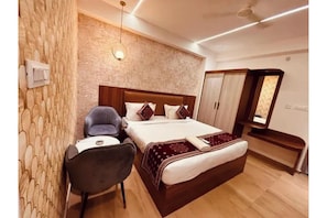 Premium Room | Egyptian cotton sheets, premium bedding, in-room safe, desk - Fabhotel Prime The Grand Vista (Bangalore)