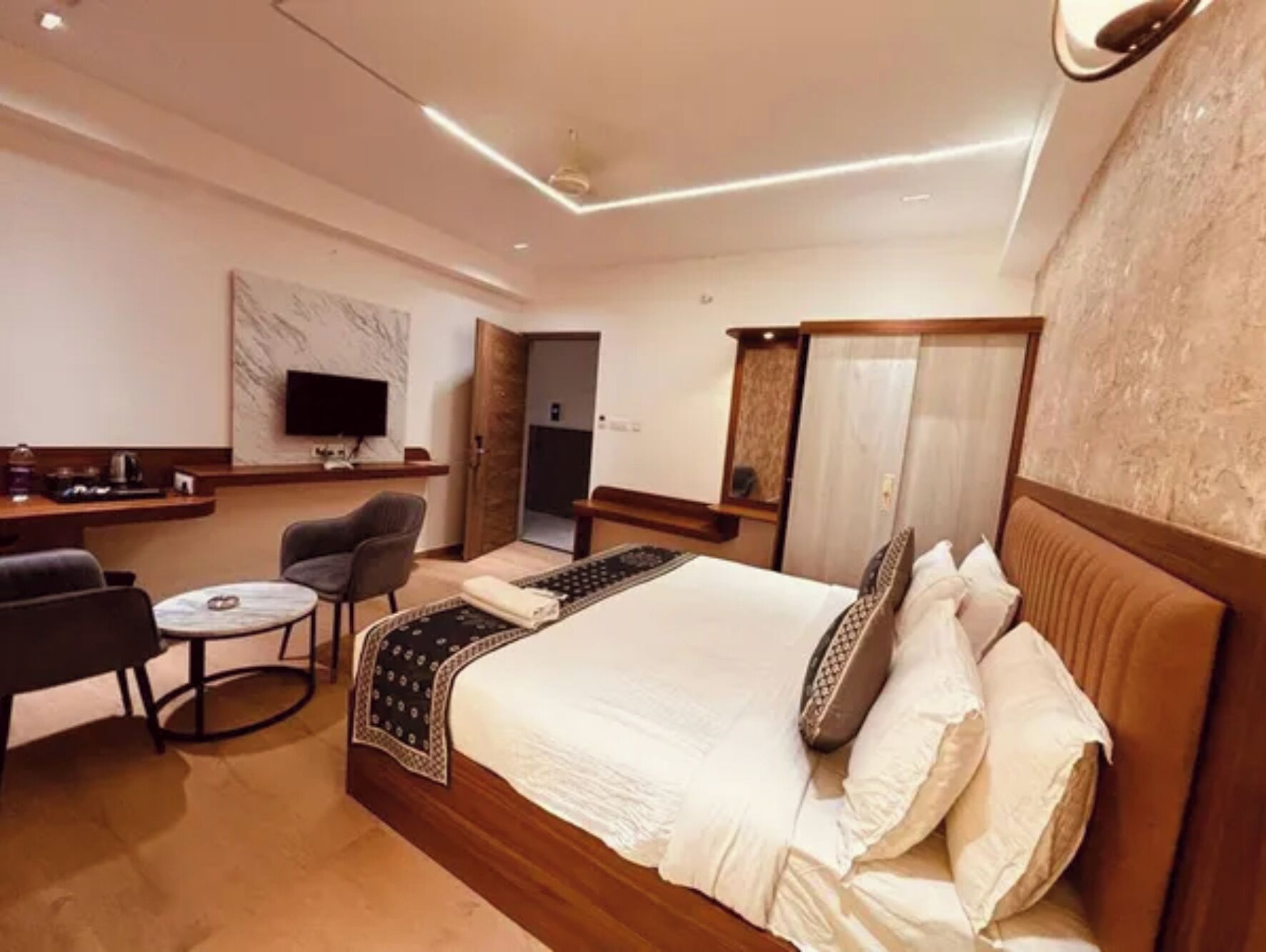 Egyptian cotton sheets, premium bedding, in-room safe, desk