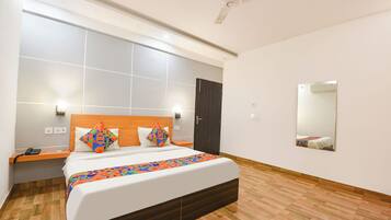 Premium Room | Egyptian cotton sheets, premium bedding, in-room safe, desk