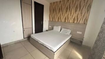 Egyptian cotton sheets, premium bedding, in-room safe, desk