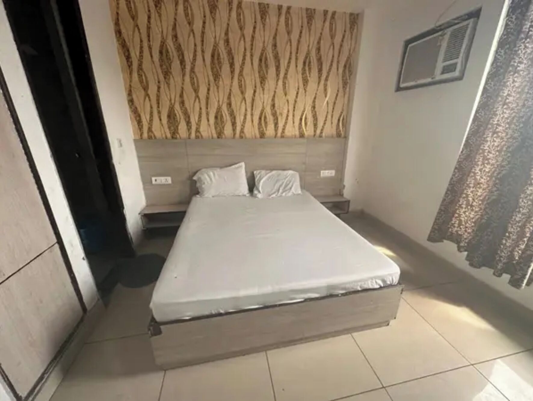Egyptian cotton sheets, premium bedding, in-room safe, desk