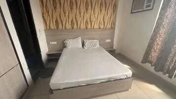 Egyptian cotton sheets, premium bedding, in-room safe, desk