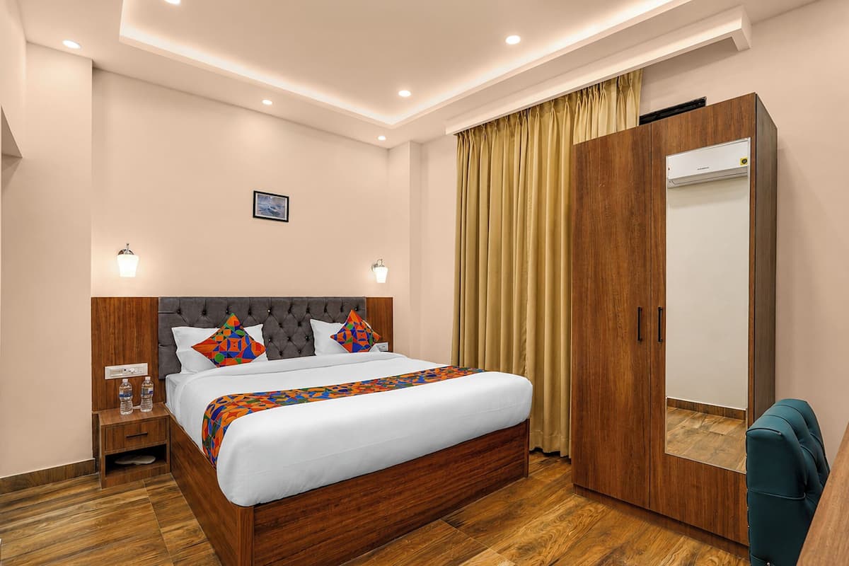 Deluxe Room | Egyptian cotton sheets, premium bedding, in-room safe, desk