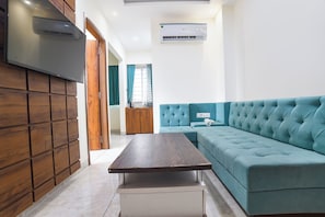 Egyptian cotton sheets, premium bedding, in-room safe, desk - Fabhotel Rudraksha (Indore)