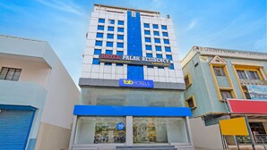 Un hotel con un cartello che indica 'HOTEL PALAK RESIDENCY' e 'BANQUET HALL'.