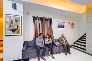 Lobby sitting area - Fabhotel Prime Palak Residency (Hyderabad)