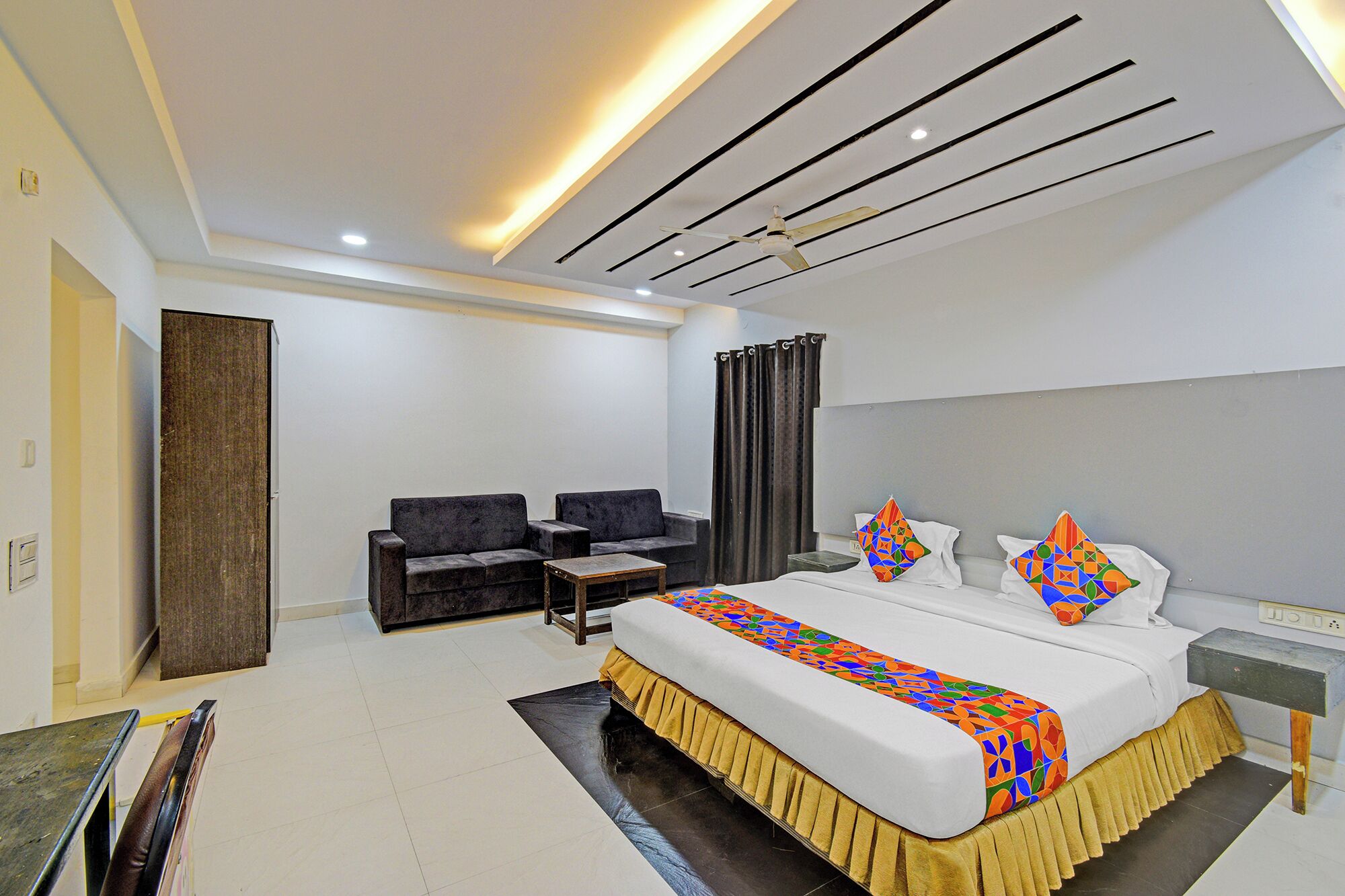 Egyptian cotton sheets, premium bedding, in-room safe, desk