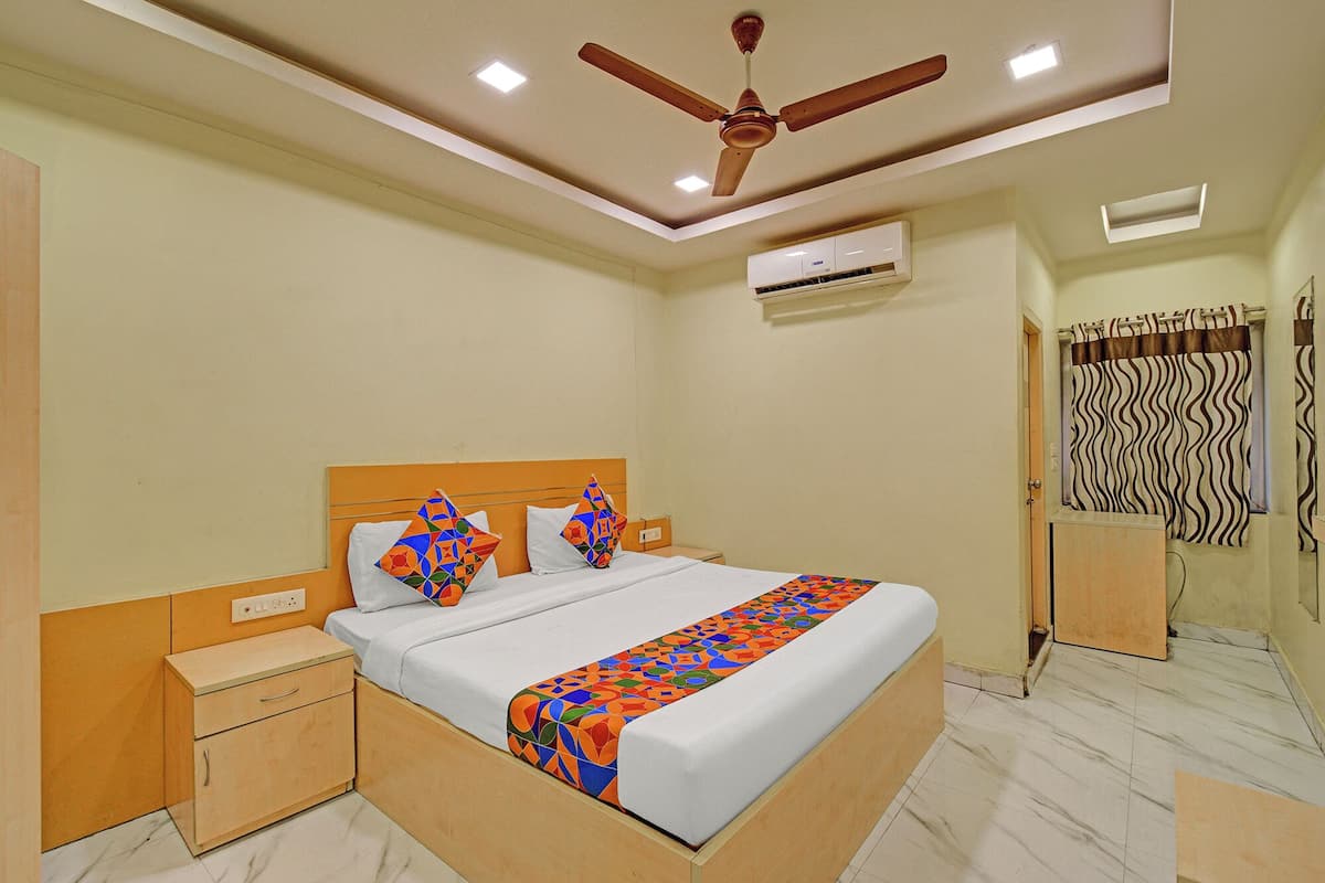 Premium Room | Egyptian cotton sheets, premium bedding, in-room safe, desk