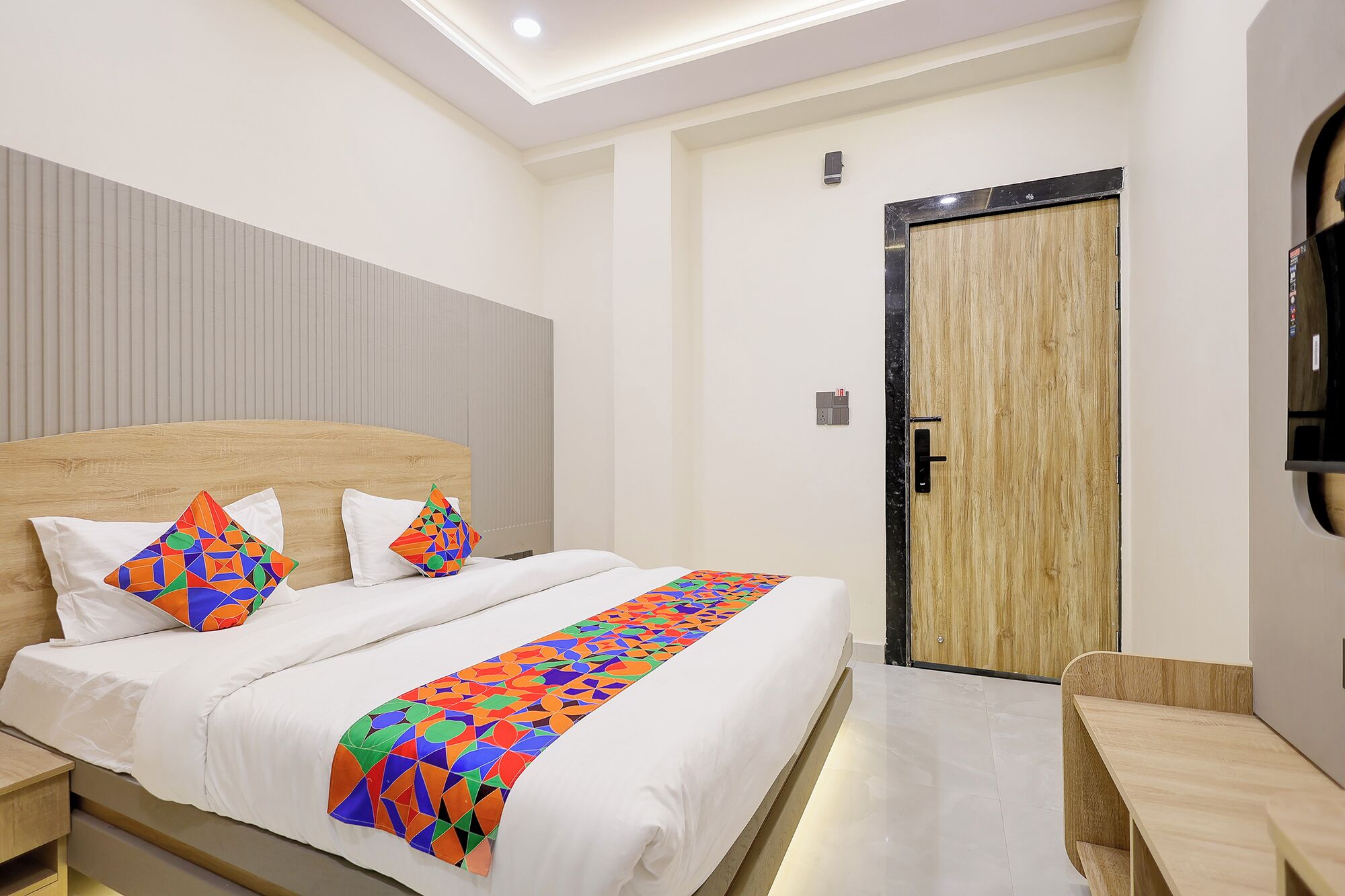 Egyptian cotton sheets, premium bedding, in-room safe, desk