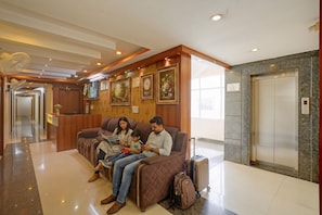 Lobby - Fabhotel Silver House Inn (Bangalore)