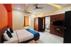 Deluxe Room | Egyptian cotton sheets, premium bedding, in-room safe, desk - Fabhotel Silver House Inn (Bangalore)