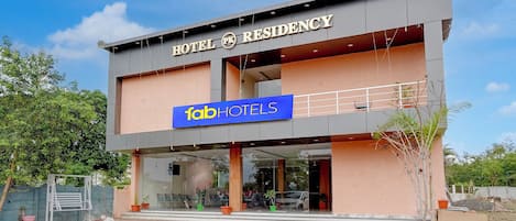 Et moderne hotel med en facade, hvor der står 'HOTEL RESIDENCY' og 'fabHOTELS'.
